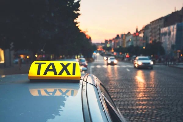 Taxi Lukáš Praha — osvětlená taxi cedule ve městě